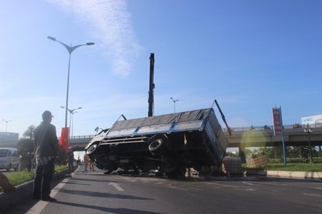 Xe cho hoa chat bi lat, giao thong ach tac ca tieng dong ho hinh anh