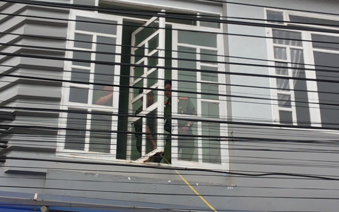 Mot phu huynh dua con di thi bi roi tu lau hai hinh anh