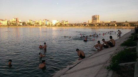 Lien tiep chet duoi, dan Ha Noi van vo tu tam 'ho tu than' hinh anh