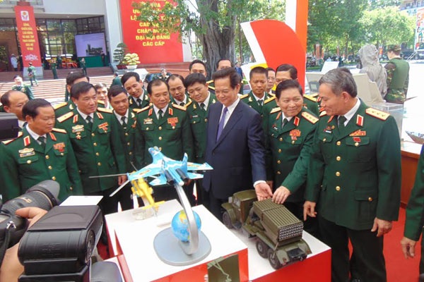 Thủ tưởng thăm gian trưng bày vũ khí.