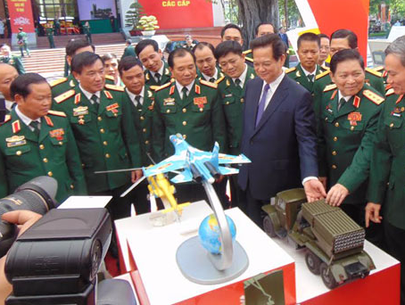 Thu tuong tham gian trung bay vu khi hinh anh