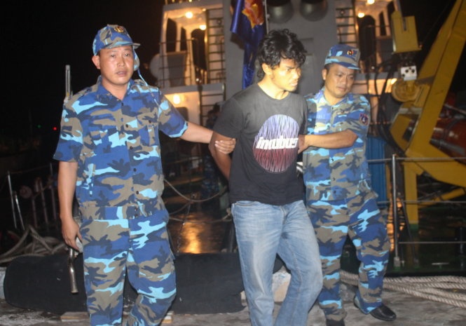 Canh sat bien VN cham tran cuop bien: 8 vi khach khong moi hinh anh