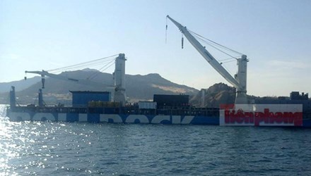 Tau ngam 185 - Khanh Hoa dang duoc dua vao cang Lu doan 189 hinh anh