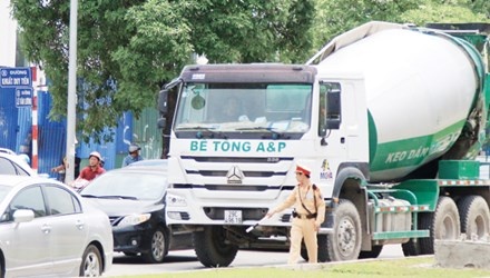 Đi vào đường cấm, giờ cấm nhưng sáng 18/6, khi được phóng viên đề nghị, CSGT tại chốt Lê Văn Lương - Khuất Duy Tiến mới ra dừng xe. Nhưng khi cán bộ này ra, tài xế xe tải (thương hiệu Bê tông A&P) đã không dừng mà cho xe chạy tiếp. 
