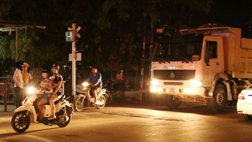 Chiếc xe tải 30U-9718 khi treo biển hiệu Việt Cường chạy qua chốt trực, CSGT đã không phản ứng gì. Ảnh chụp tại chốt Giải Phóng - Nguyễn Hữu Thọ tối 23/6. 