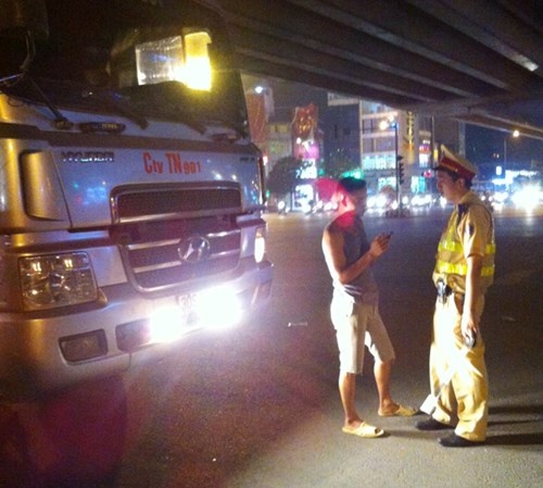 Sau một quãng đường bám theo với tốc độ gần 50km/h, tối 18/6 nhóm phóng viên đã vọt lên trước và đề nghị CSGT tạm dừng được xe 30S-1965 (thương hiệu Cty TN 901) chạy vào phố cấm không phép.