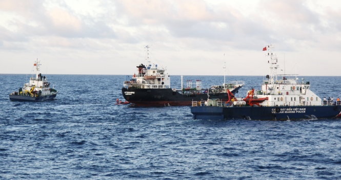 Cả ba chú cháu đều có mặt trong cuộc săn lùng, nổ súng và bắt sống nhóm cướp biển tàu Zarifah.