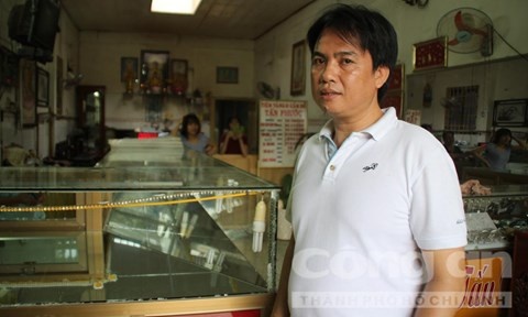 Anh Nguyễn Tấn Hòa kể lại giây phút bị tên cướp chỉa súng vào người.