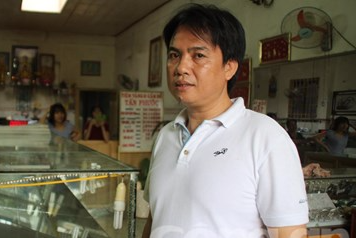 Nhan chung ke phut giay doi mat hung thu cuop tiem vang hinh anh