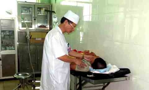 Phu huynh dua con di thi roi tu tang 2 da qua con nguy kich hinh anh