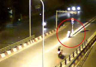 Clip thanh nien dam truc dien bien bao giao thong hinh anh