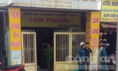 Lực lượng chức năng khám nghiệm hiện trường.