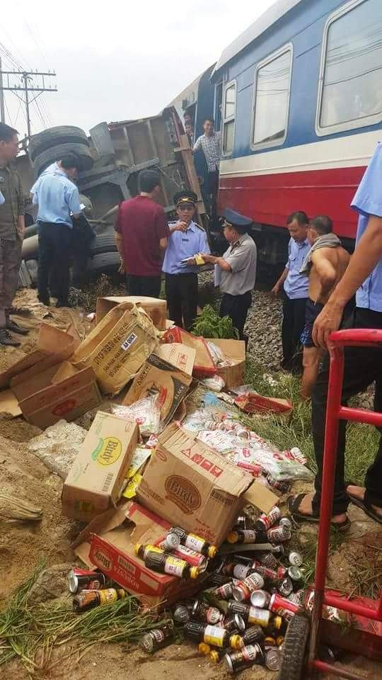 Hàng hóa trong xe rơi vãi tung toé sau vụ tai nạn.