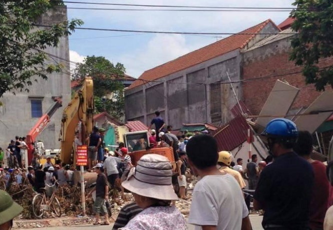 Nha 3 tang bat ngo do sap, mot nguoi mac ket hinh anh