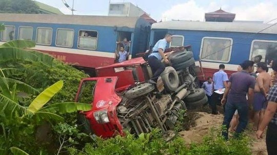 Co lao qua, xe tai bi tau hoa tong ban sang mot ben hinh anh