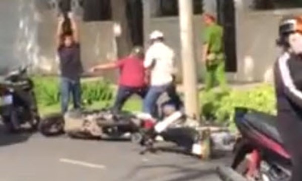 Nghi an tai xe dai ly nuoc giai khat cuop tien cua chu hinh anh