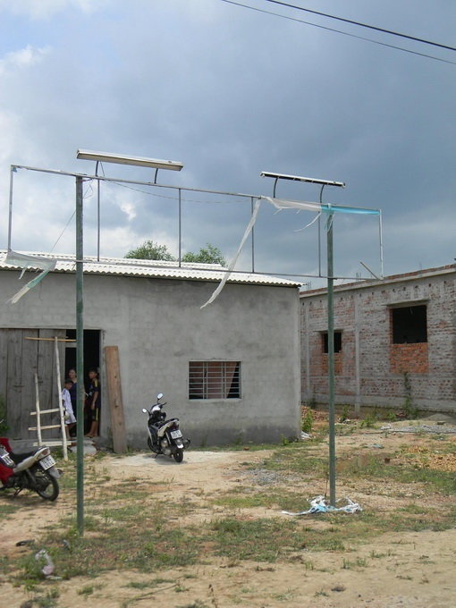 Bảng hiệu của quán ăn đã ngừng hoạt động bị rò điện gây ra cái chết của cháu Bảo Anh.