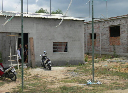 Nga vao vung nuoc, be gai 7 tuoi bi dien giat chet hinh anh