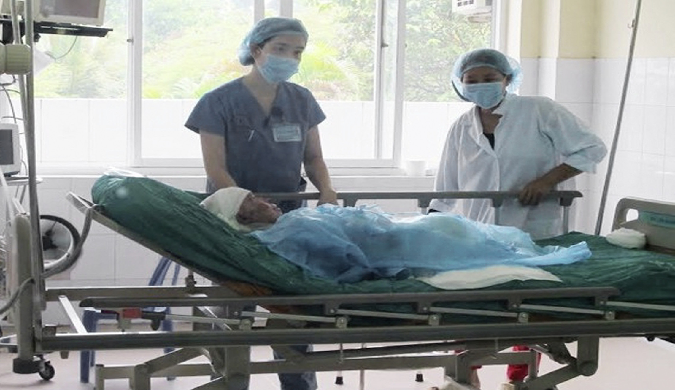 Thượng úy Đinh Văn Dương được chăm sóc đặc biệt sau vụ tai nạn.