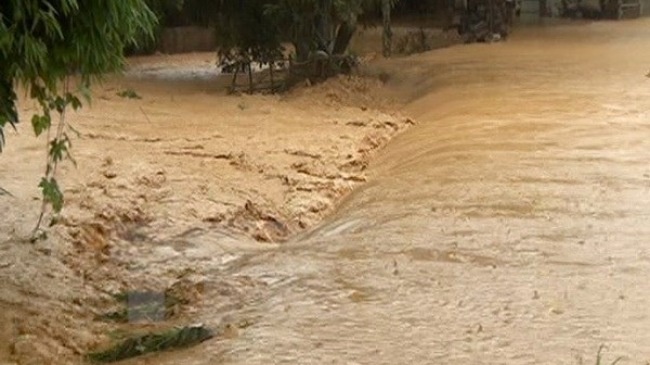 Bat can khi qua dap tran, mot thanh nien bi lu cuon mat tich hinh anh