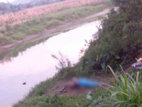 Nguoi phu nu deo nhieu vang chet bi an duoi muong nuoc hinh anh