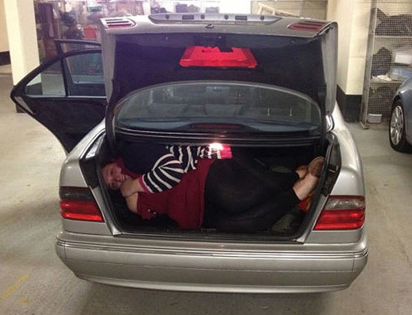 Chui vao cop oto, hai em nho tu vong hinh anh