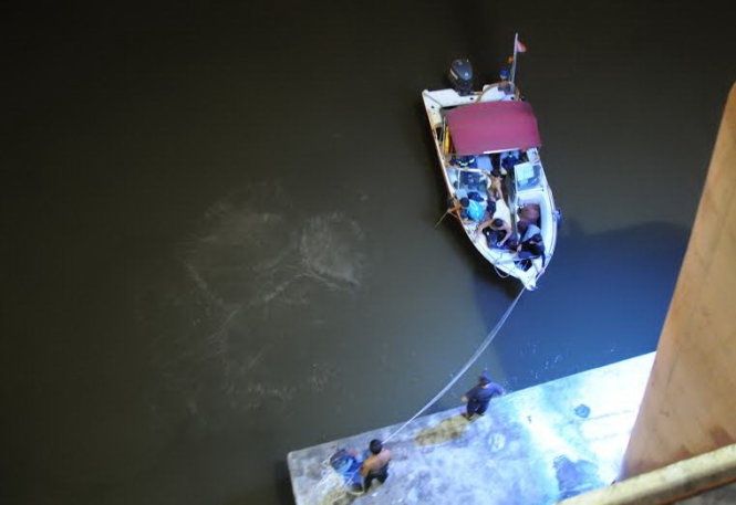 Hang chuc canh sat tim nguoi nhay song Sai Gon giua dem hinh anh