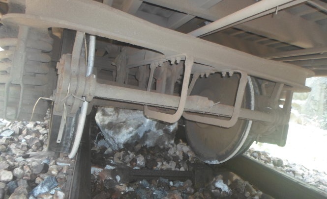 Tong vao da, tau hoa trat khoi duong ray tai Quang Ngai hinh anh