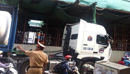 Xu phat nguoi xe tai vao pho cam qua camera hinh anh