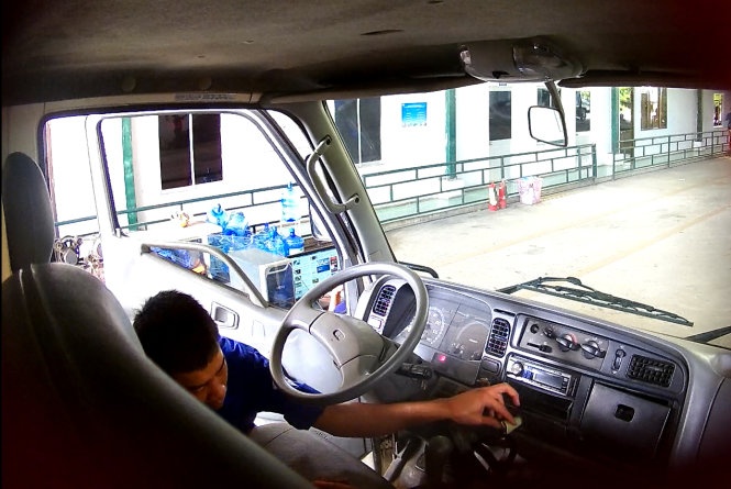 Đăng kiểm viên Trung tâm 50-05V lấy tiền trước khi kiểm định. 