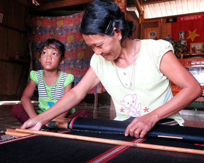 Cô bé có tên nhân vật phim Hàn: Arất Thị Hy Cô, cùng bà ngoại bên khung dệt thổ cẩm truyền thống của người Cơ Tu.