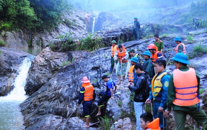 Lai 3 nguoi chet duoi vi hung nuoc 'tu than' o Suoi Vang hinh anh