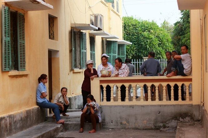 Người nhà tập trung trước phòng đẻ, nơi đặt thi thể chị Tuyến.