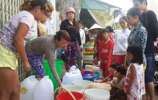 Từ sáng tinh mơ 14-7, ngày đầu tiên bị cúp nước toàn bộ, hầu hết người dân TP Rạch Giá (tỉnh Kiên Giang) tạm gác mọi hoạt động thường ngày chỉ để tập trung cho một chuyện tối quan trọng duy nhất là: đi kiếm nước về dùng.