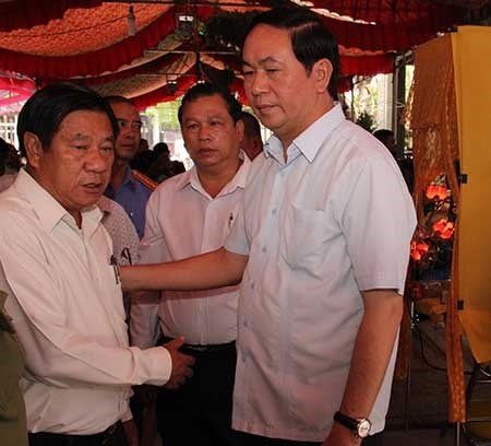 Đại tướng Trần Đại Quang, Bộ trưởng Bộ Công an (phải) đang trao đổi với ông Nguyễn Tấn Hưng, Bí thư Tỉnh ủy Bình Phước, về vụ thảm sát.