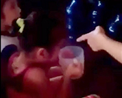 Clip hai be gai bi phu nu dut com kieu hanh ha hinh anh