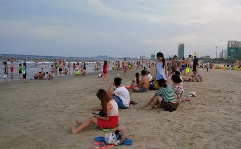 Da Nang bat dau xu phat hanh vi xa rac, tieu tien o bai bien hinh anh