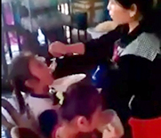 Hai be gai bi dut com kieu hanh ha hinh anh