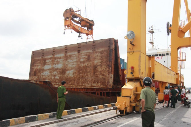 Vị trí cáp tàu hàng kết nối với giá trục của cẩu giàn tại cảng Chùa Vẽ bị đứt khiến hai công nhân rơi xuống boong tàu tử vong.