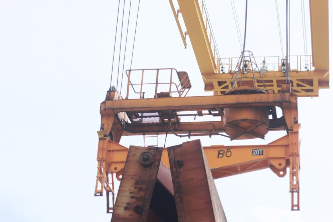 Dut cap tau hang, 2 cong nhan roi xuong boong thiet mang hinh anh