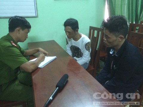 Hai nghi phạm làm việc với cơ quan công an.