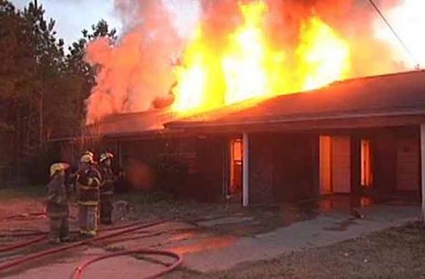 Chem ban nhau khong duoc nen mua xang dot nha hinh anh