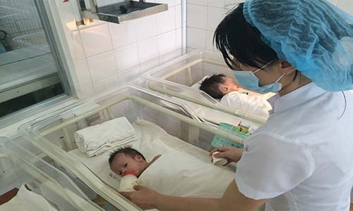 Be trai so sinh bi bo roi trong benh vien hinh anh