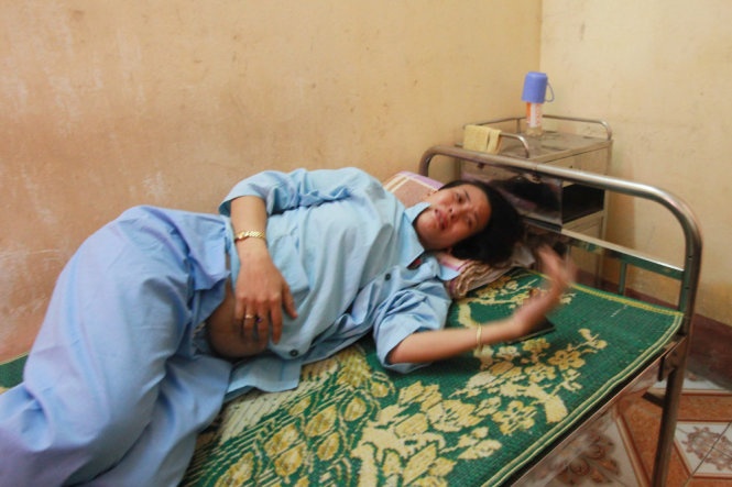 Gan 100 nguoi keo len UBND huyen vi thai phu bi danh hinh anh