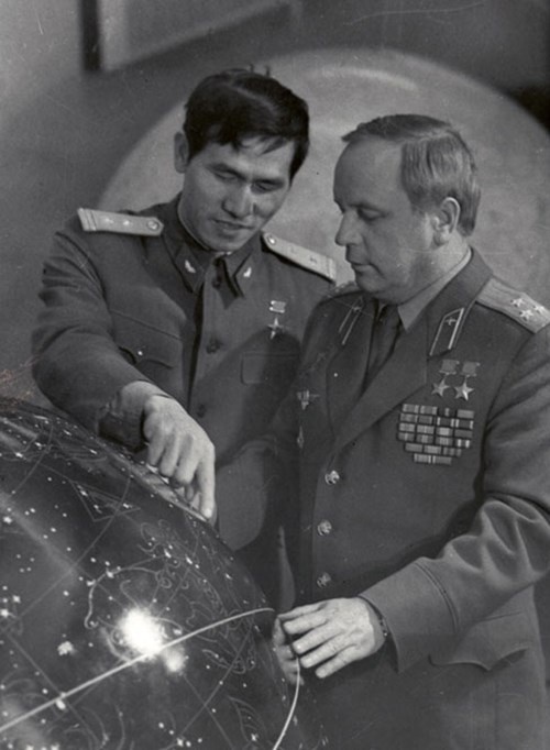 Phạm Tuân và Gorbatko ở thành phố Ngôi Sao.