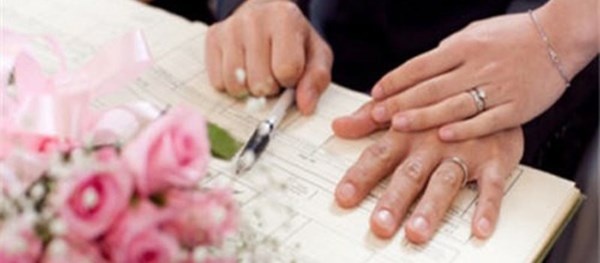 Cha ky vao giay chung nhan ket hon gium con hinh anh