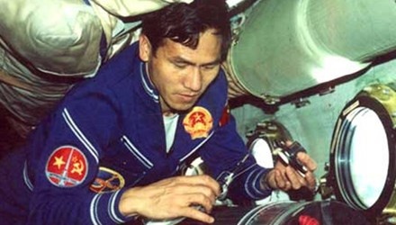 Pham Tuan va tinh ban xuyen the ky hinh anh