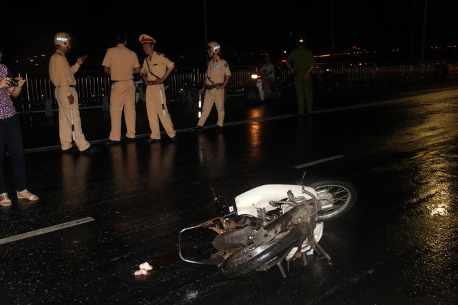 Lai dung xe chet nguoi tren cau Thuan Phuoc hinh anh