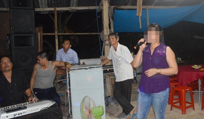 Thue loa hat nhac song tren bien, 2 du khach bi danh hinh anh