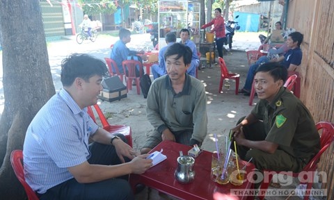 Anh Đinh Quốc Đại (giữa) kể câu chuyện về bác ruột mình.